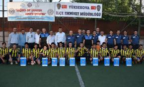 Yüksekova'da polislerle öğrenciler futbol oynadı