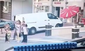 Çocuklar polis aracını esas duruşta selamladı