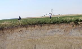 Konyalı çiftçiler obruklara rağmen yaşam mücadelesi veriyor