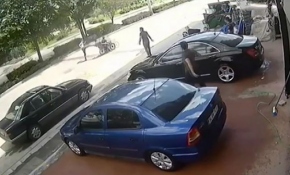 Hırsızlık şüphelisi motosikletten tekmeyle düşürüldü