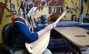 Eşine yardım ederken öğrendiği saz yapımını 27 yıldır sürdürüyor