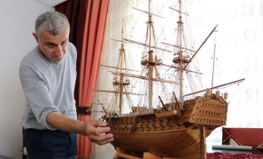 Ağaç parçalarından tarihi savaş gemisi maketlerine