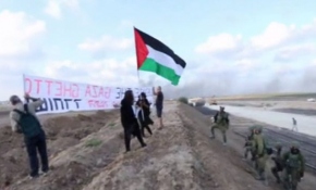 İsrailli aktivistler Gazze sınırında Filistin bayrağı taşıdı