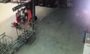 Dalgın operatör forkliftin altında kalmaktan son anda kurtuldu