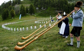 İsviçre dağlarında "alphorn" sesleri yankılanıyor