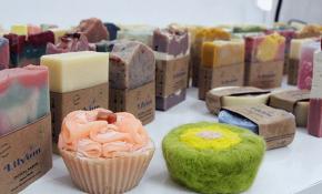 Evinde ürettiği 80 çeşit sabunu dünyaya pazarlıyor