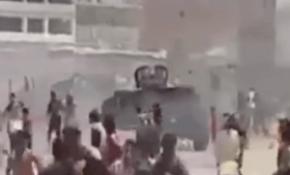 Irak Güvenlik Güçleri Müsenna ilinde göstericilerin üzerine zırhlı araç sürdü