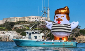 Trump'a bu kez de "şişme tavuklu" protesto