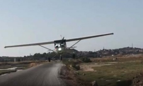 Fazla alçalan uçak gazetecilerin otomobiline çarptı