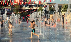 Sıcaktan bunalan çocuklar fıskiyelerde serinledi