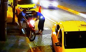 Binmeye çalıştığı motosikletle sürüklenerek yaralandı