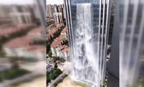 Çin'de gökdelen yapay şelaleye dönüştürüldü