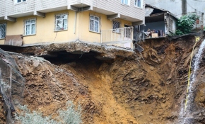 Beyoğlu'nda toprak kayması