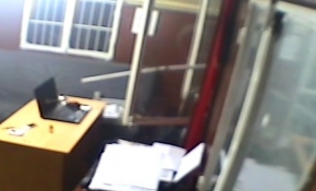 Kolu kırık hırsız, dizüstü bilgisayarı sopa kullanarak çaldı