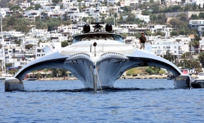 Uzay gemisine benzeyen "Adastra" yatı yakından görüntülendi