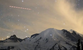 Işıltılı yıldızların altında Rainier Dağı