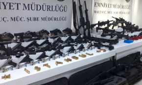 Adnan Oktar soruşturmasında ele geçirilen silahlar sergilendi