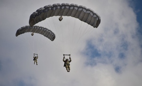Bordo berelilerin paraşüt eğitimi nefes kesti