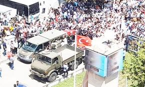 Şehit törenindeki Türk bayrağı sosyal medyada ilgi odağı oldu