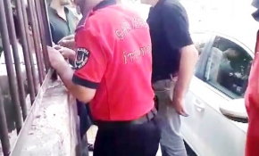 Parmağı halkaya sıkışan Suriyeli çocuk için seferber oldular