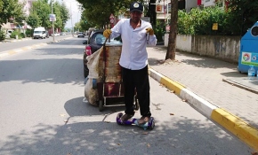 Hoverboard'la kağıt topluyor