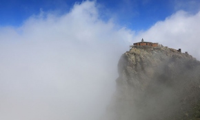 Uçurumlar arasında eşsiz manzarasıyla Kırklar Mescidi