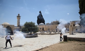 İsrail polisi Mescid-i Aksa'daki cemaate ses bombaları ile saldırdı