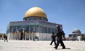 İsrail polisi Mescid-i Aksa'daki cemaate ses bombaları ile saldırdı