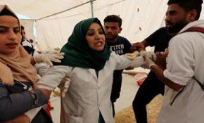 Filistinli kadın, yaralılara yardım ederken eşinin şehadet haberini aldı
