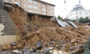 İstanbul Sancaktepe'de okul duvarı çöktü