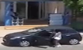 Tunus'ta genç bir kız "Kiki" dansı yaparken çantasını çaldırdı