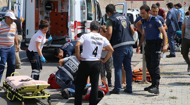 Çankırı'da hafif ticari araç polislere çarptı: 1 polis şehit