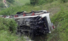 Hindistan'da otobüs uçuruma yuvarlandı: 33 ölü