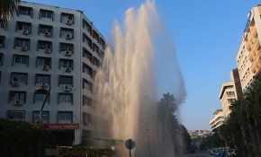 İzmir'de su borusu patladı