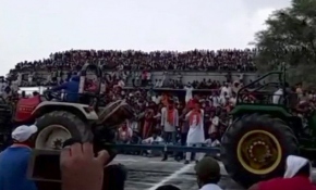 Hindistan'da traktör yarışlarını izleyenlerin bulunduğu tribün çöktü