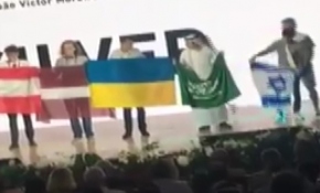 Suudi öğrenci İsrail bayrağının yanında durmayı reddetti