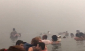 Yunanistan'da yangından kaçan halk denize sığındı