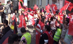 Almanya’da Mesut Özil’e destek gösterisi