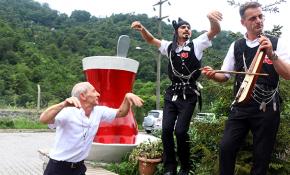 Horon eşliğinde çay servisi yapıyor