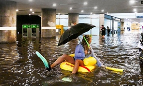 İsveç'te aşırı yağış metro istasyonunu havuza çevirdi