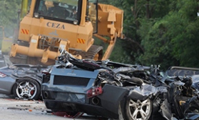 Filipinler Devlet Başkanı 68 lüks otomobili parçalattı