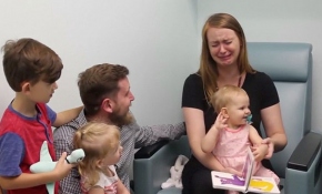 ABD'li minik Ayla ilk işittiği sesi kocaman bir gülümsemeyle karşıladı