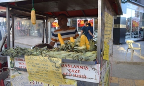 Hem mısır satıyor hem insanların derdini dinliyor