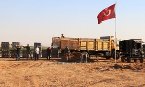 Suriye sınırına 6 metrelik Türk bayrağı