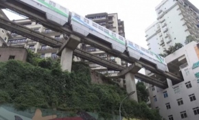 Çin'de 19 katlı binanın içindeki tren istasyonu turistlerin ilgisini çekiyor