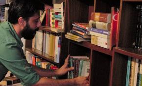 Çöpten topladığı kitapları çocuklara ücretsiz dağıtıyor