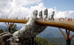 Devasa eller arasında yürüyüş yolu: Vietnam Altın Köprü