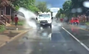 Yayaları ıslatan minibüsün şoförü işinden kovuldu