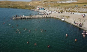 Çıldır Gölü yaz aylarında yoğun ilgi görüyor