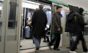 Paris'te elektrik kesintisi nedeniyle yüzlerce yolcu metroda mahsur kaldı